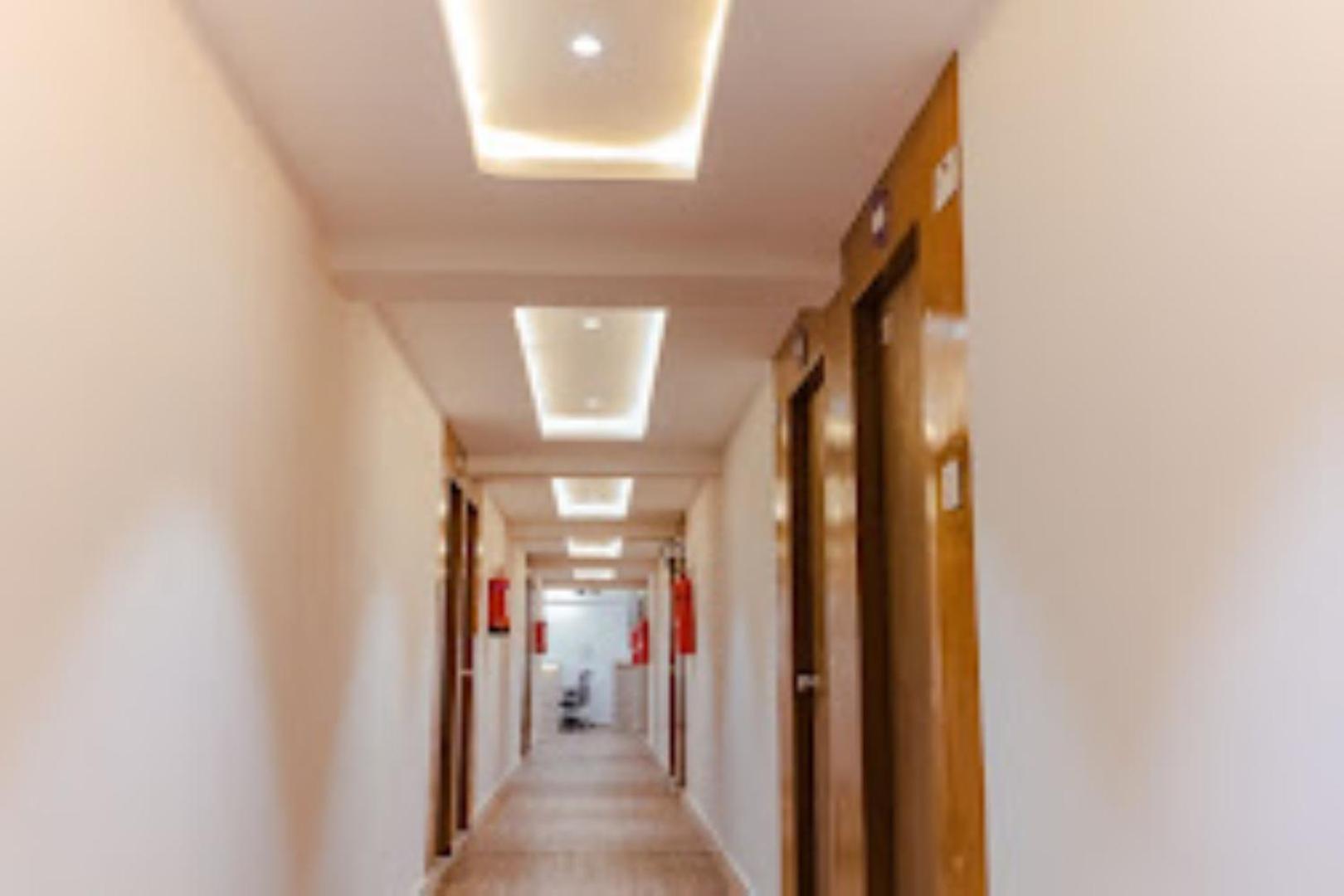 Lennox Hotel , 苏拉特 外观 照片